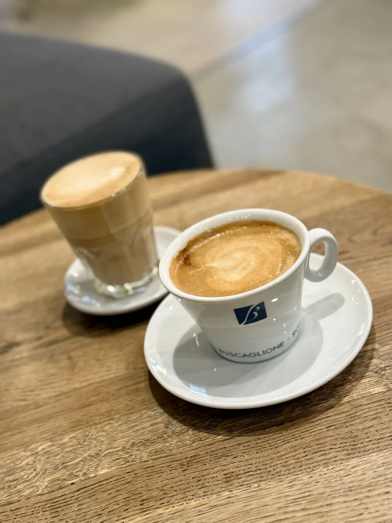 Koffie-salon-flat-white-amsterdam