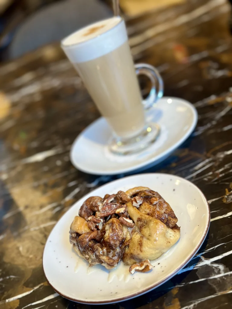 bertmans-cinnamon-bun-latte-rotterdam